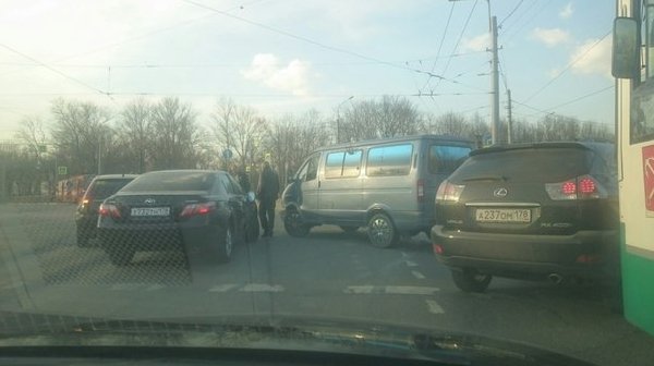 Небыло печали, встретились ездюки. Начало Бухарестской, метро Волковская.