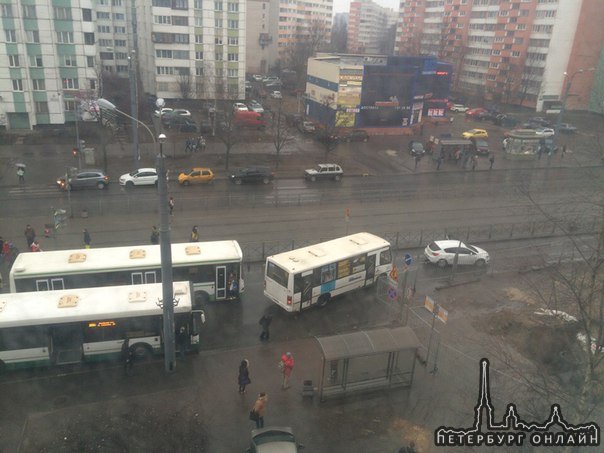 ДТП на М.Казакова полностью перекрыло проезд