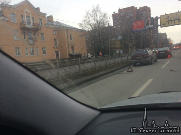 На Школьной у поликлиники дедушки как-то не заметили друг друга.