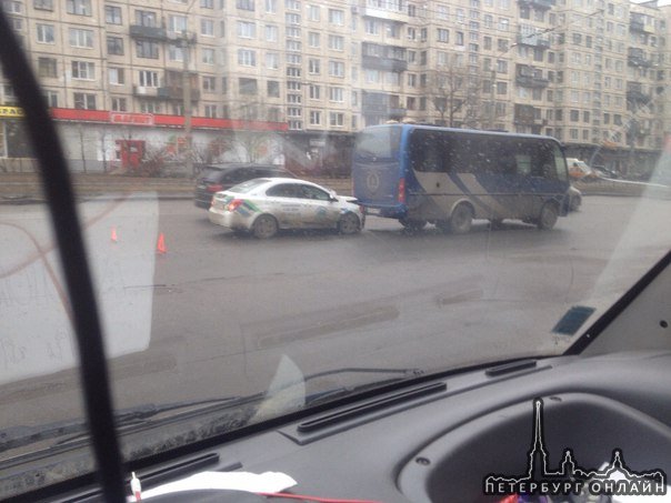 ДТП на шоссе революции , после кругового движения , шевик догнал автобус мемориальных служб в сторон...