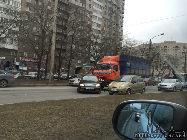 На коломяжском пр. в сторону метро Пионерская грузовик догнал бедолажку перед разворотом.