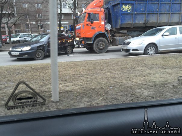 На коломяжском пр. в сторону метро Пионерская грузовик догнал бедолажку перед разворотом.
