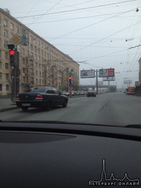 ДТП в левом ряду, на перекрестке Ивановской и Бабушкина.