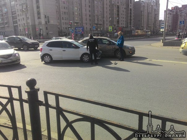 На пересечении Савушкина (131) и Яхтеной улиц столкнулись Поло и Astra , водители в недоумении
