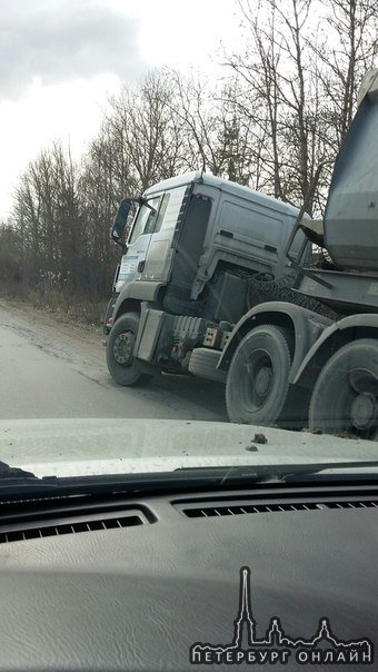 В Новой Ропше MAN съехал в кювет. Пострадавших нет.