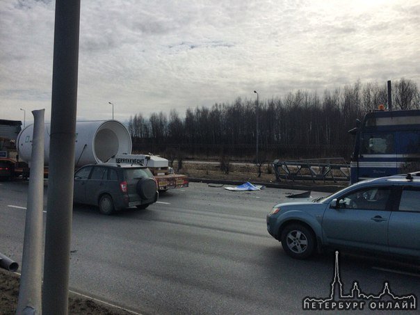На Софийской в сторону области грузовик зацепил информационное ограждение (не знаю даже как назвать)...