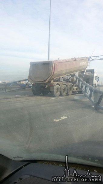 На Софийской в сторону области грузовик зацепил информационное ограждение (не знаю даже как назвать)...