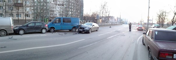 На улице Жене Егоровой, Mercedes врезался в припаркованные автомобили, водитель с места ДТП скрылся