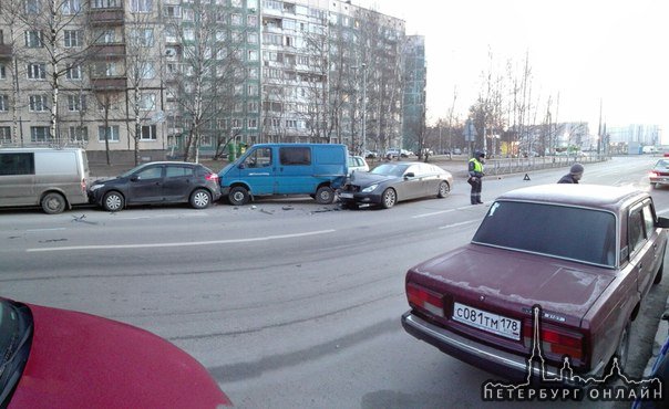На улице Жене Егоровой, Mercedes врезался в припаркованные автомобили, водитель с места ДТП скрылся