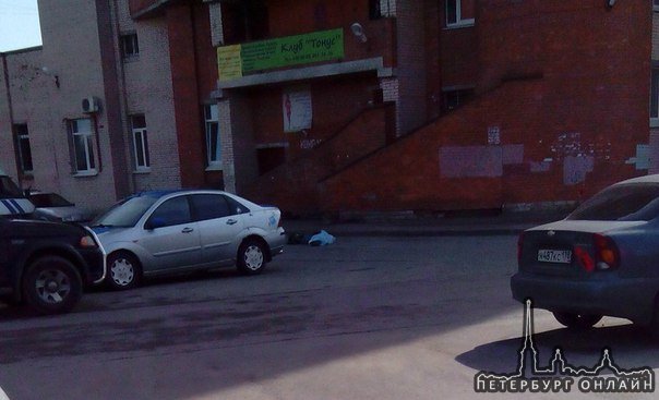 В Старом Петергофе человек упал с крыши или с высокого этажа дома на улице Шахматова 12. корп 2 ....