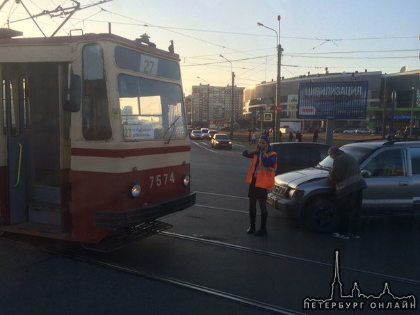 ДТП на пересечении по Большевиков и Колонтай трамвай и легковушка пока не мешают но будет пробка дп...