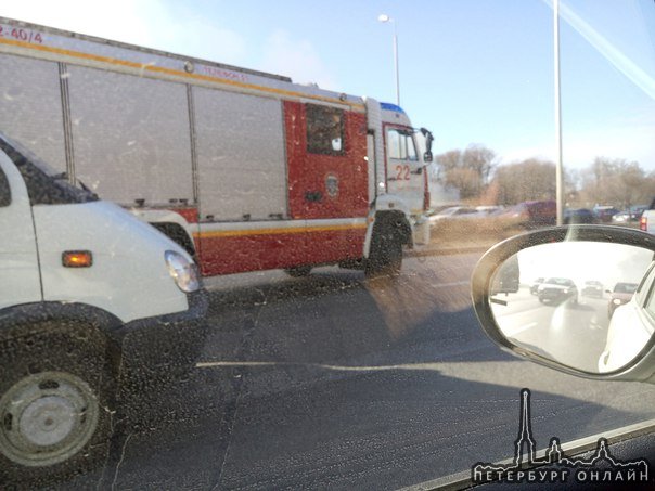 Горит авто на Приморском проспекте в сторону центра, пожарные на месте