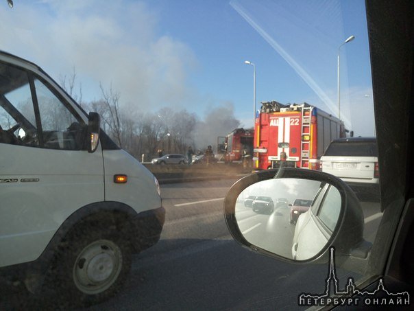 Горит авто на Приморском проспекте в сторону центра, пожарные на месте