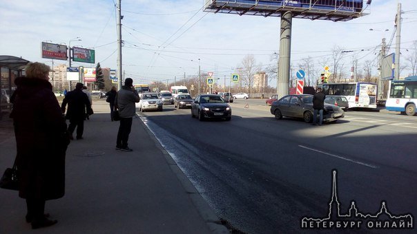 На Ветеранов в сторону метро за ул. Маршала Жукова столкнулись 3 машинки.