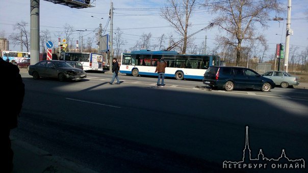 На Ветеранов в сторону метро за ул. Маршала Жукова столкнулись 3 машинки.