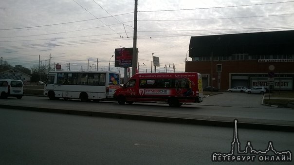 На Ленинском 139 идёт борьба за клиентов) пробки нет, служб нет.
