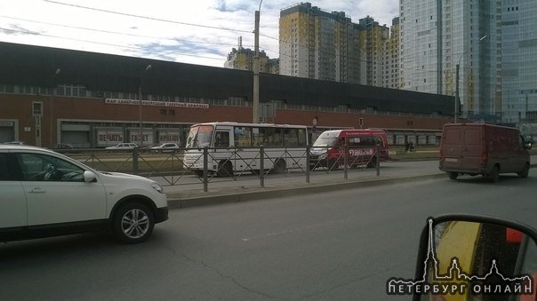 На Ленинском 139 идёт борьба за клиентов) пробки нет, служб нет.