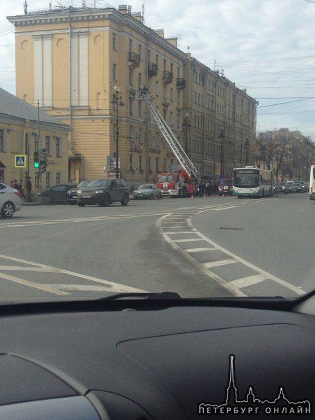 На Староневском перед пл. Александра Невского спасатели лезут на балкон, проезд в один ряд, пробка.