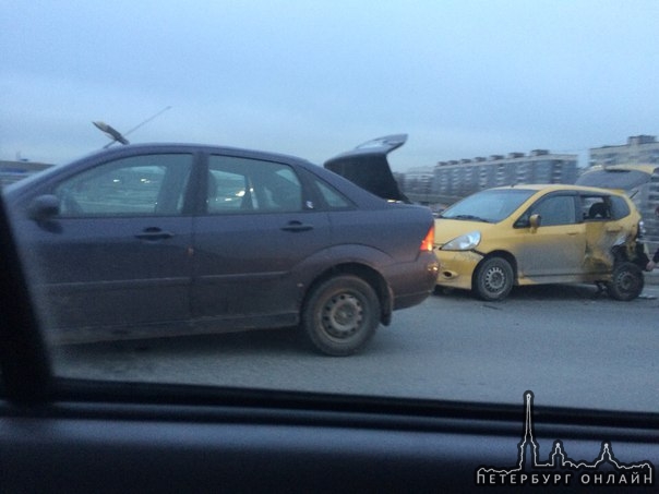 Honda и Ford перекрыли две полосы из города на парнасском путепроводе .Объезжают их по встречке