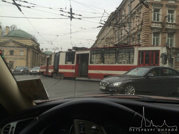 Трамвай сломался На пересечении ак.лебедева и Комсомола