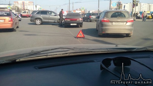 ДТП перекресток Дыбенко и большевиков