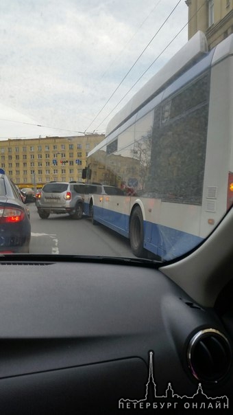 Троллейбус ударил дустера на перекрёстке Ул.Бонч-Бруевича и Тульской