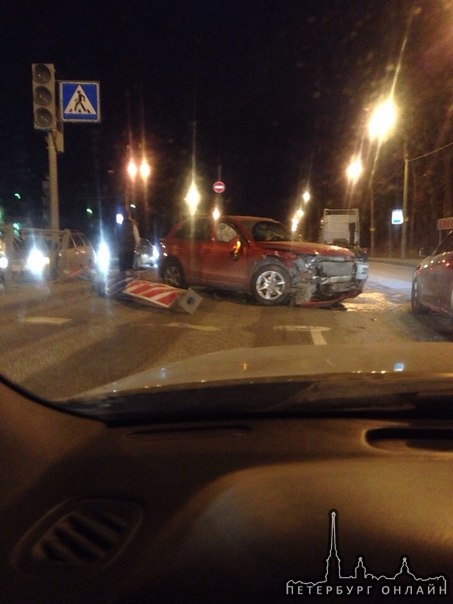 На Выборгском шоссе, перекрёсток при повороте на Песочное шоссе, 2 машины в хлам по обе полосы Шоссе...