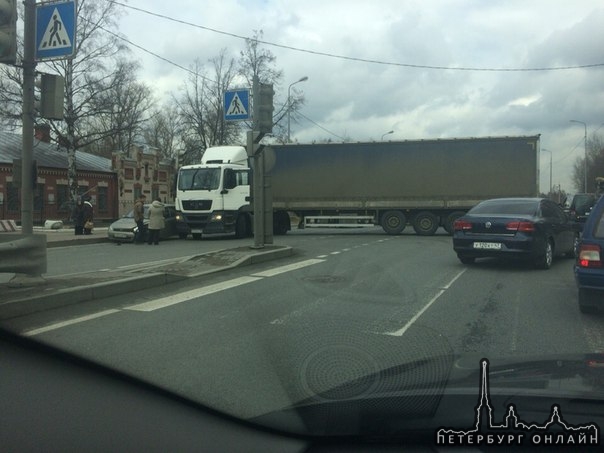 На Дорога Жизни Фура при развороте в город перед КАД придавила Ладу Калину.