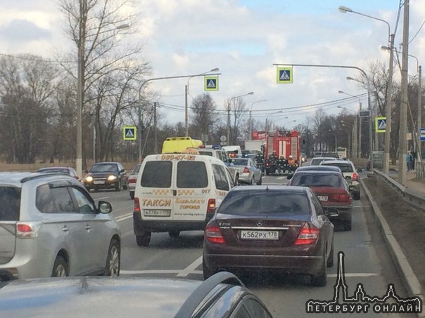 На Санкт-Петербуржском шоссе у Макаровки сбит пешеход, мужчина. Полиция стоит.