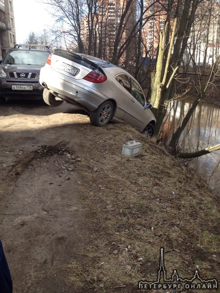 На пр Большевиков Mercedes от купания в Оккервиле спасло дерево