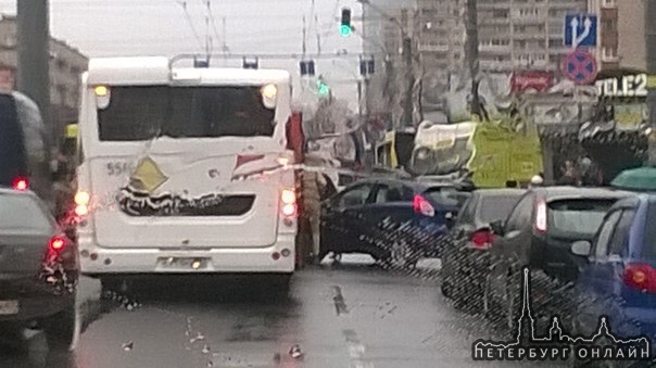 Ленинский, прямо у метро в сторону Ополчения. Проезд в один ряд.