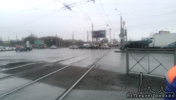 На перекрёстке Жукова-Стачек-Петергофское шоссе. Паровоз из 4 машин на трамвайных путях, и на самом ...