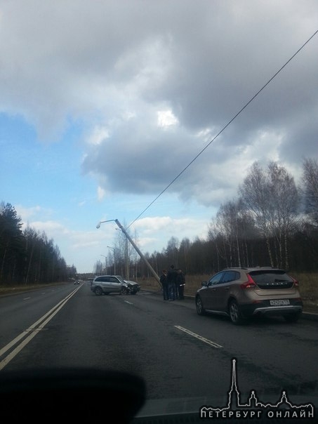 В Старом Петергофе на Ульяновской Кроссовер встретился со столбом.вроде целы все.ждут дпс.