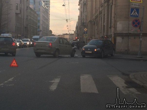 ДТП на углу Лермонтовского и 12-красноармейской в сторону фонтанки. Пострадавших нет.