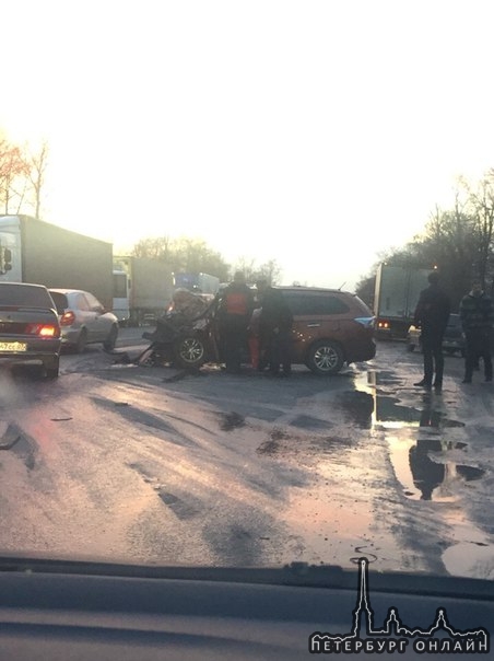 На Московском шоссе, рядом с армада парк с фуры выпал груз на машину. Пострадавших вроде нет.