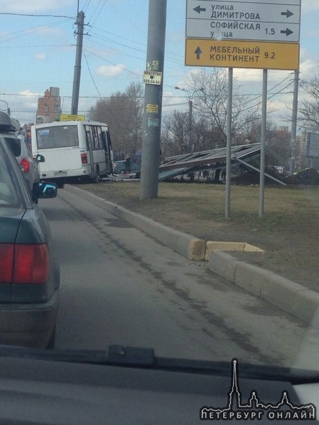 На пересечении бухарестской и димитрова, походу легковушка подрезала маршрутку, и та уехала в рекла...