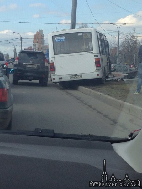 На пересечении бухарестской и димитрова, походу легковушка подрезала маршрутку, и та уехала в рекла...