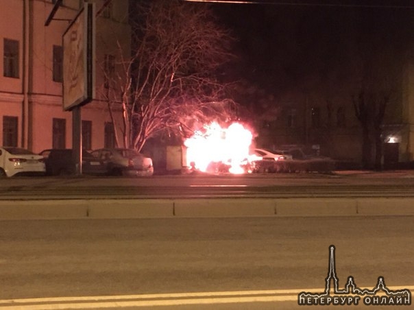Камчатская , актуально на 01:00 , горит машина