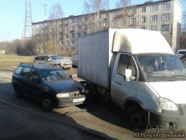 Во дворе на Большевиков 79к2 ГАЗель не пропустила старенький Opel, проезду особо не мешаем