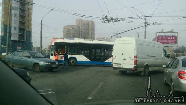 ДТП легковой с троллейбусом на Ленинском пр. возле Народного Ополчения, левый и средний ряды, тролл...