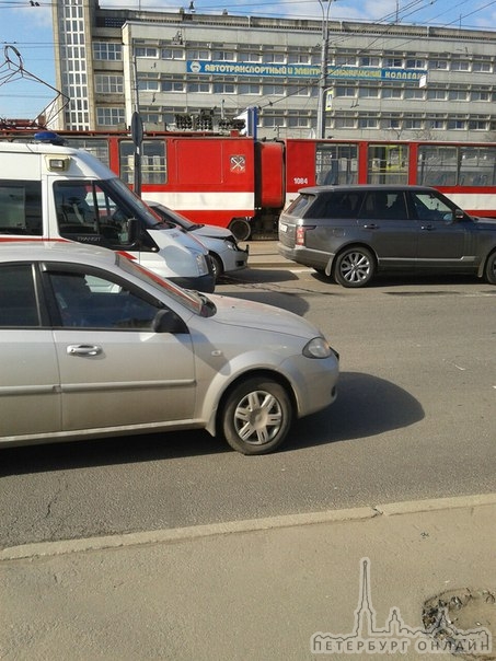 Skoda смяла бампер об зад Рэнджика на Бухарестской, перед Салова, в сторону Волковской. и Skoda.