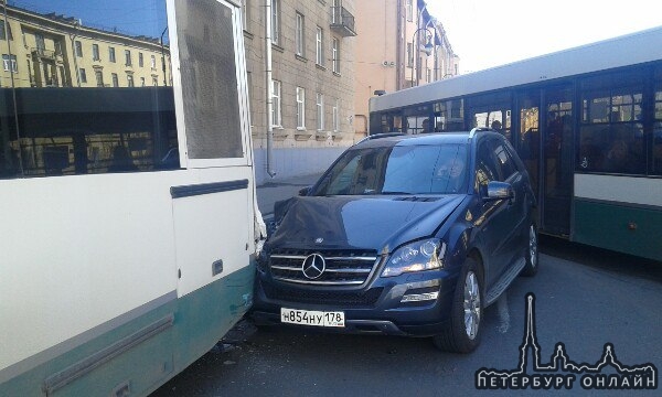 Старый дед на Mercedesе догнал автобус, пока автобус высаживал пассажиров на остановке Детская улица...