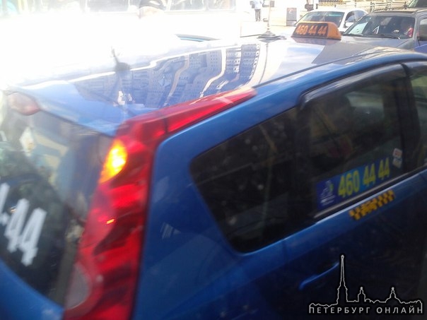 В п.Колпино на Тверской начинающий водитель подбил такси, таксист в кипише!!