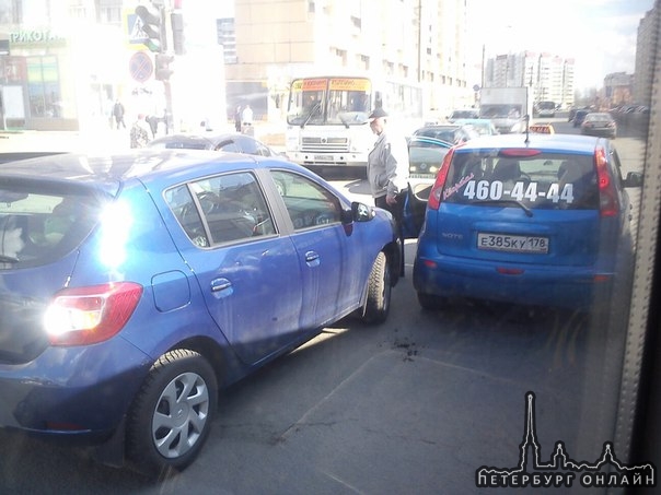 В п.Колпино на Тверской начинающий водитель подбил такси, таксист в кипише!!