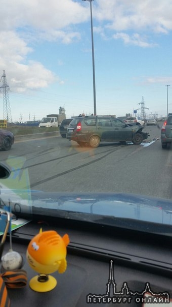 На софийской на съезде с кольца в сторону колпино ДТП, скоро будет пробка! !!заняли 3 ряд!!