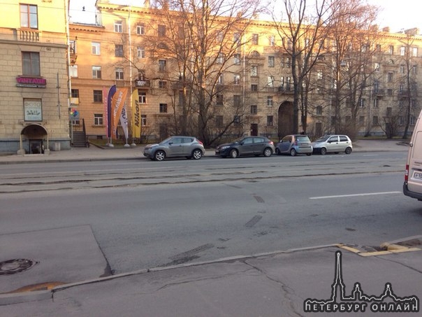 Впереди место на три такие машины, напротив два стандартных места..