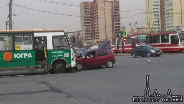 На перекрёстке Бухарестской и Олеко Дундича Opel въехал под 53-ю маршрутку.