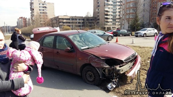 В Пушкине на Детскосельском бульваре у дома 5, машина вылетела на тротуар, в машине был двухмесячный...