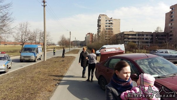 В Пушкине на Детскосельском бульваре у дома 5, машина вылетела на тротуар, в машине был двухмесячный...