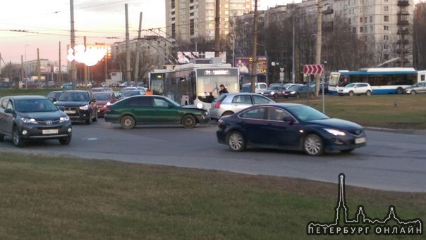 На перекрёстке северного и гражданского проспекта. Троллейбусы встали.